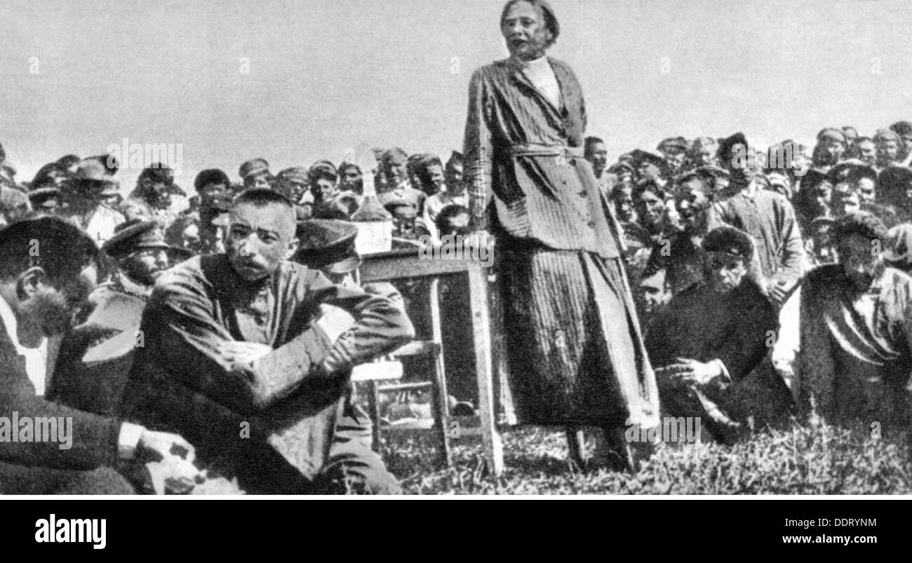 Krupskaya, Nadezhda, 26.2.1869 - 27.2.1939, Soviet revolutionist, wife of Lenin, half length, delivering speech to Red Army soldiers during of the Russian civil war, 1917 / 1918 - 1920, Stock Photo