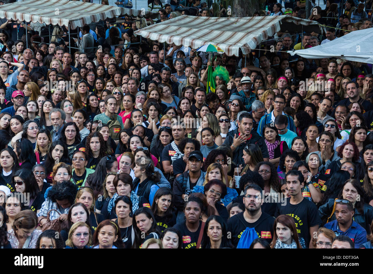 Teachers of municipal schools of Rio de Janeiro, vote for the continuation of the strike in the assembly (August 28, 2013) Stock Photo