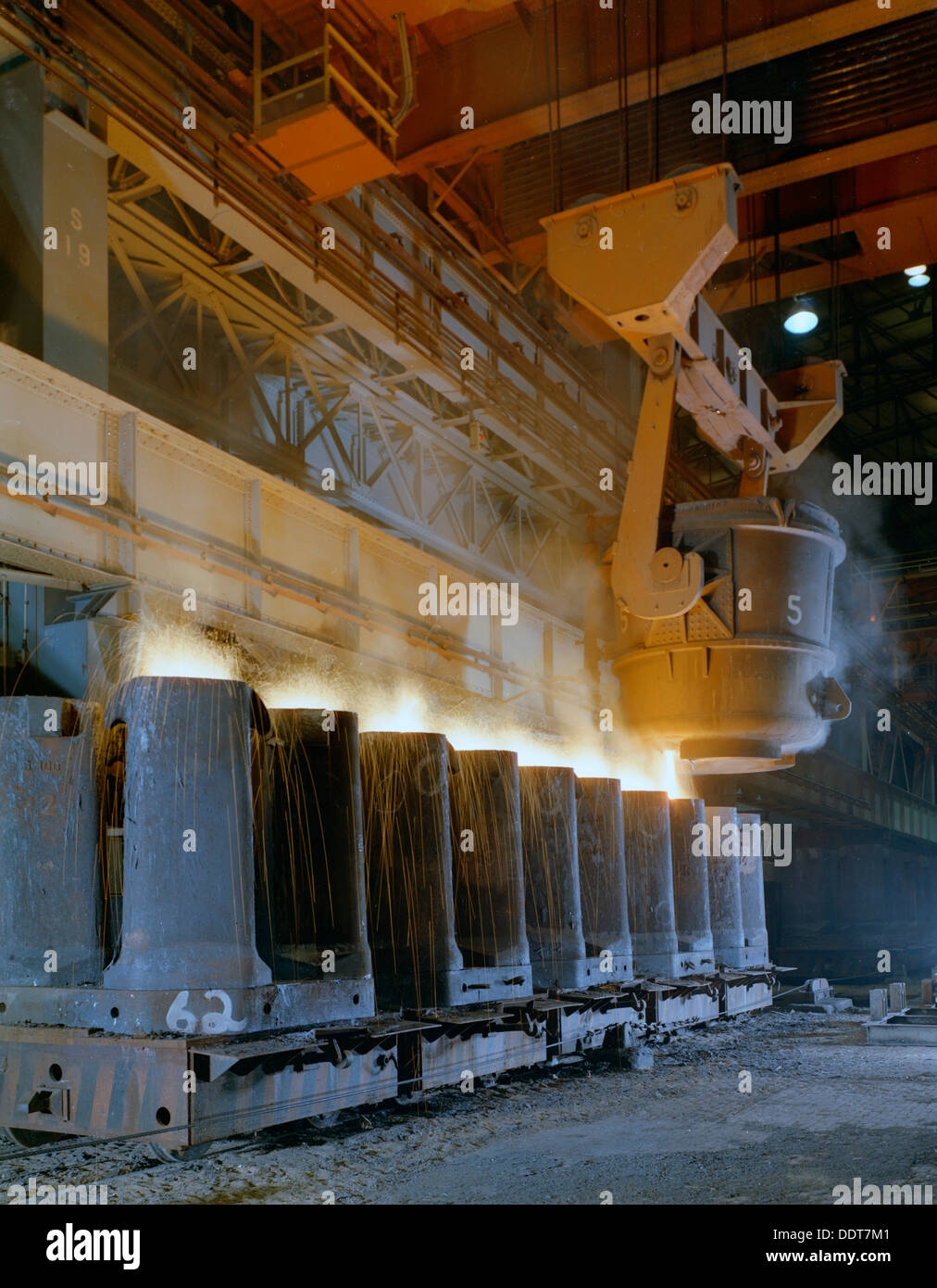 Teeming (pouring) steel ingots, Park Gate Iron and Steel Co, Rotherham, South Yorkshire, 1965. Artist: Michael Walters Stock Photo