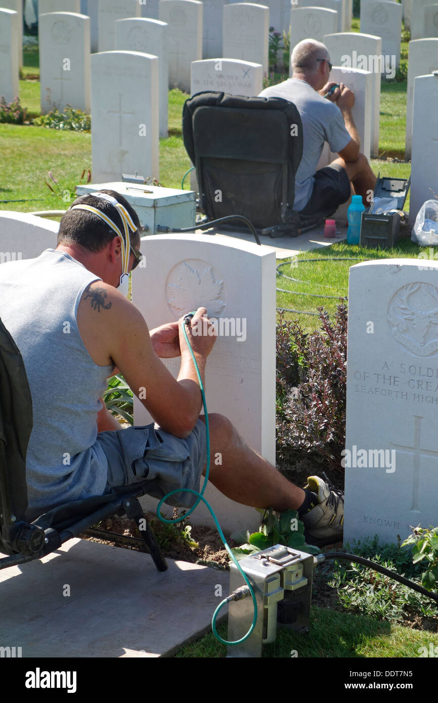 Engravers restoring headstones at Tyne Cot Cemetery of the Commonwealth War Graves Commission for World War One British soldiers Stock Photo