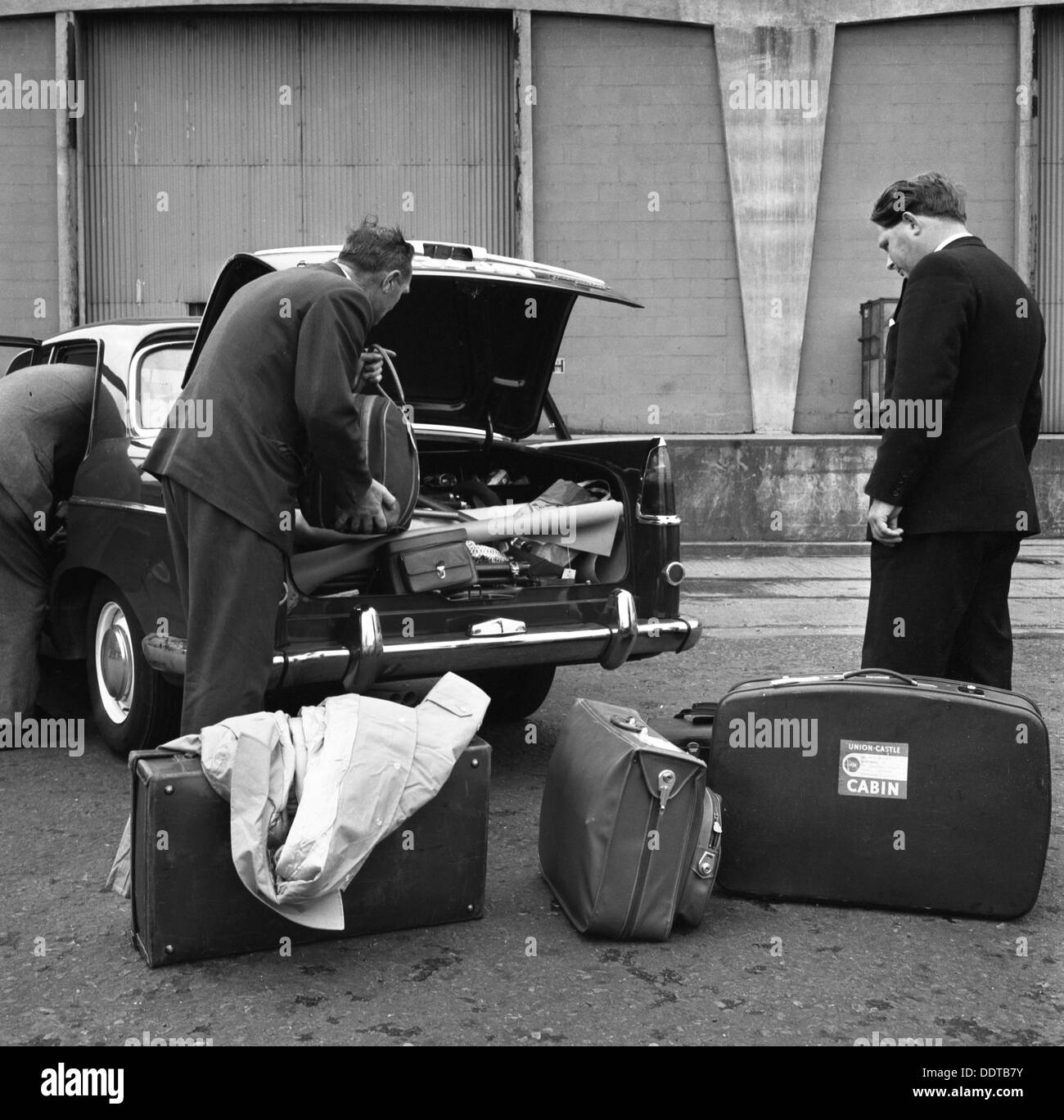 Travel luggage 1960s hi-res stock photography and images - Alamy
