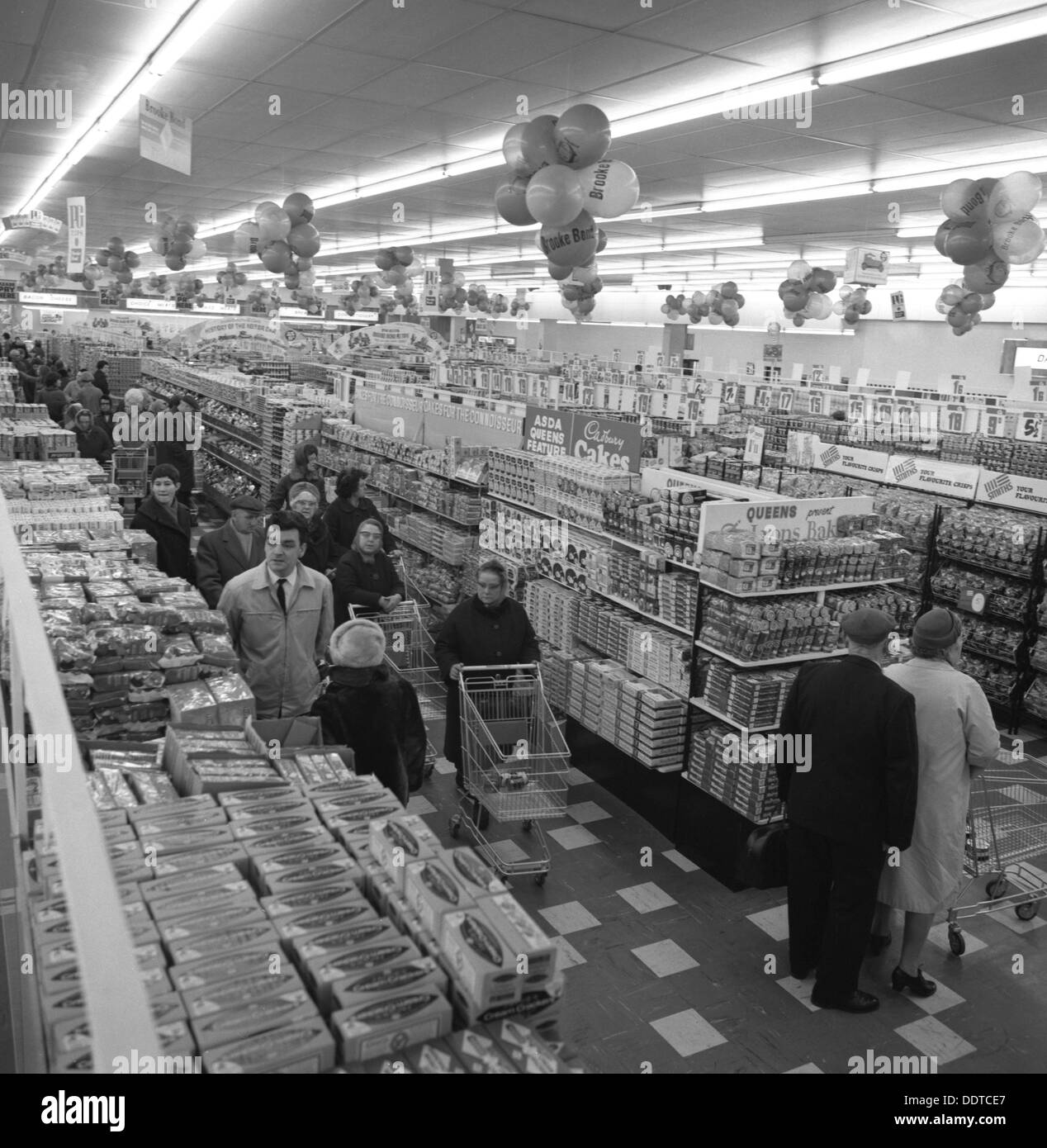 Supermarket 1960s britain hi-res stock photography and images - Alamy