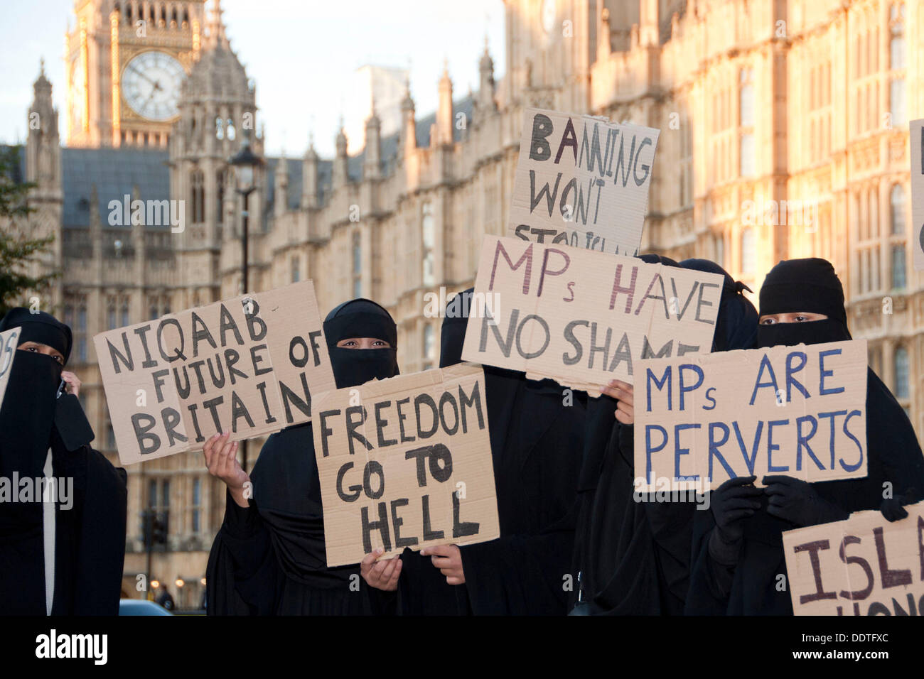 london-uk-06th-sep-2013-muslim-women-outside-the-houses-of-parliament-DDTFXC.jpg
