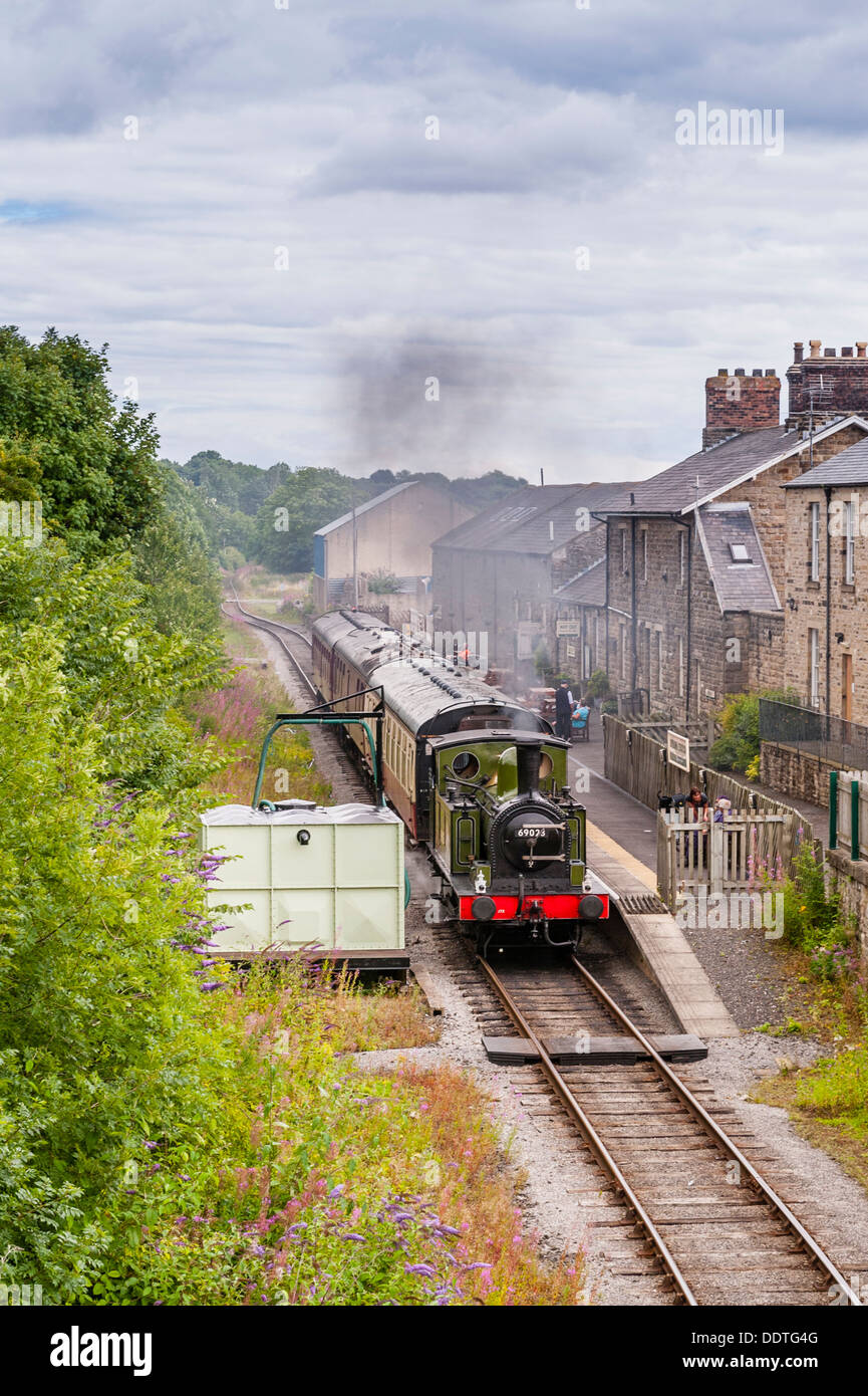A steam train engine arrives at the Leyburn Station on the Wensleydale Railway in Leyburn , North Yorkshire, England, Uk Stock Photo