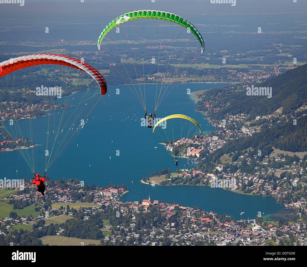 DE - BAVARIA: Hang Gliders high above Lake Tegernsee Stock Photo