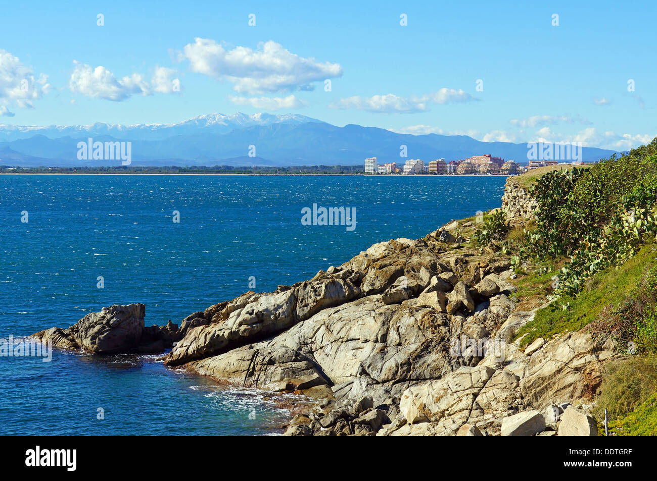 Roses mountains spain hi-res stock photography and images - Alamy