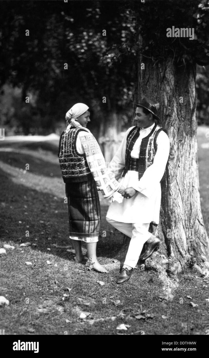 1930s couple man woman holding hi-res stock photography and images - Alamy