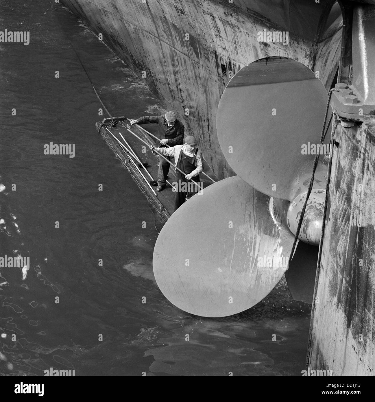 Cleaning the propellor of a ship, London Docks, September 1965. Artist: John Gay Stock Photo