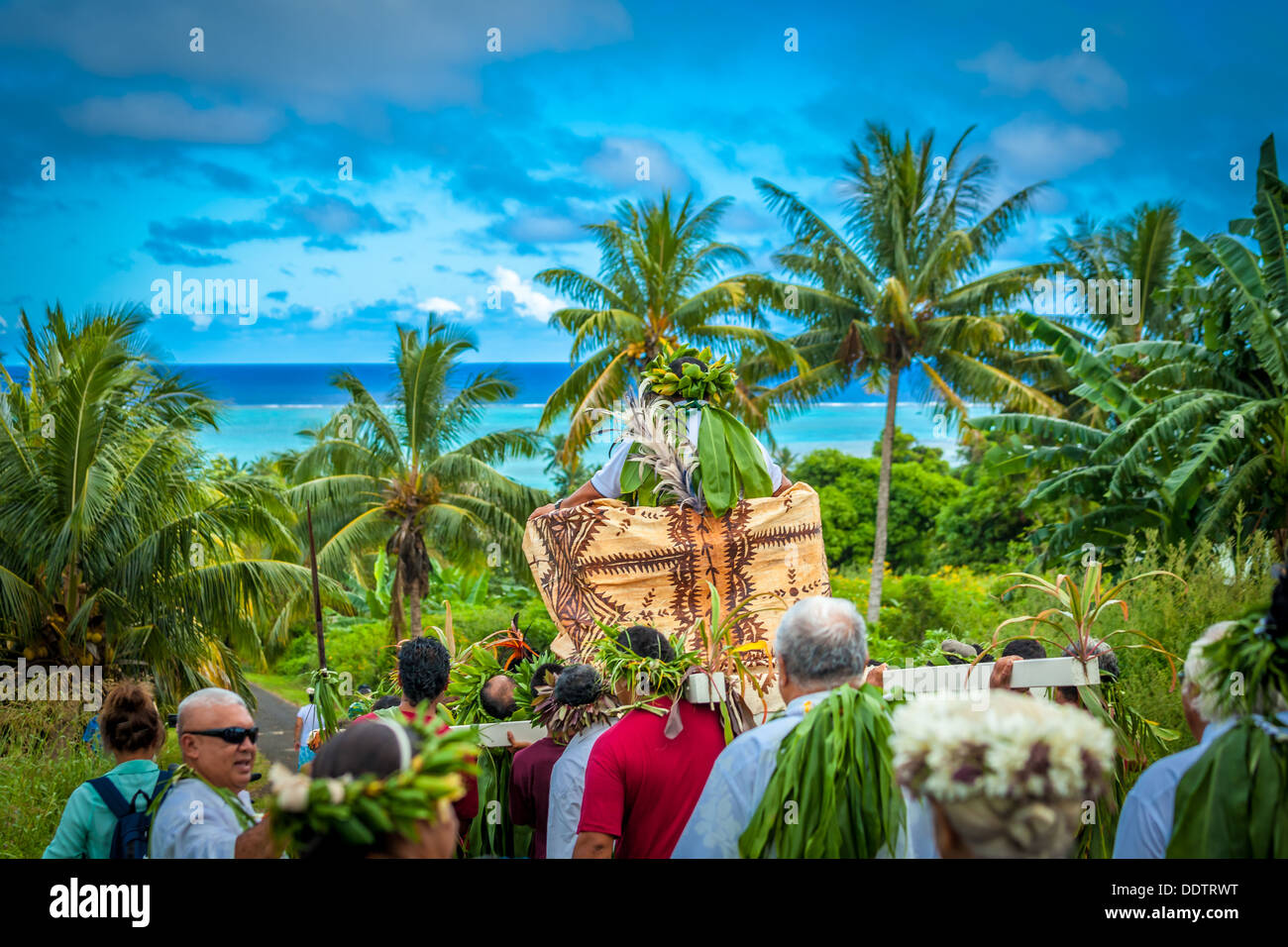 COOK ISLANDS - Makirau Haurua in traditional costume being carried on throne during investiture - Aitutaki, South Pacific Stock Photo