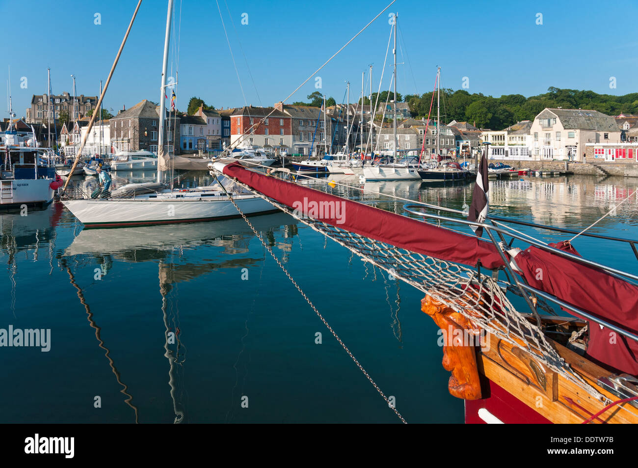 Padstow harbour cornwall hi-res stock photography and images - Alamy