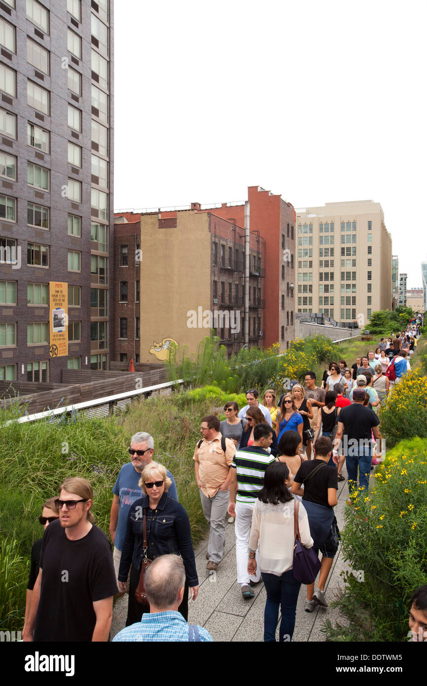 High line walk new york hi-res stock photography and images - Alamy