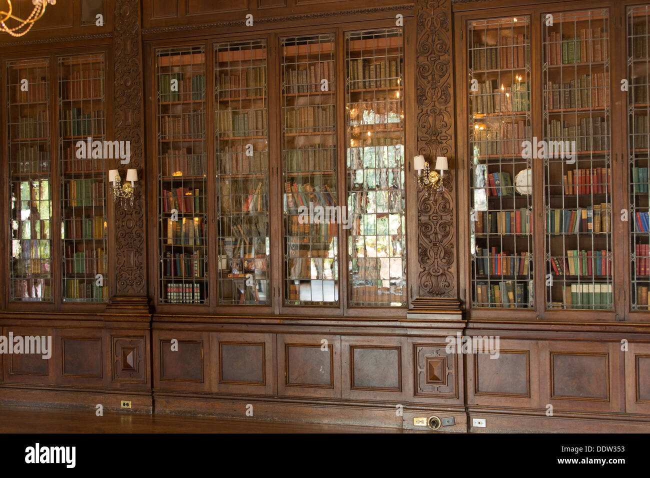 Cabinet books in library in hi-res stock photography and images - Alamy