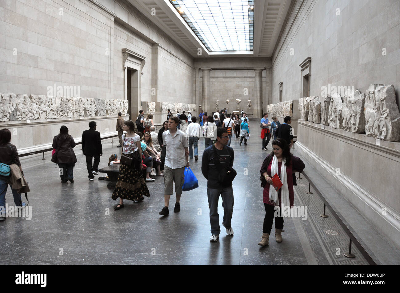 VISITORS TO BRITISH MUSEUM VIEW THE ELGIN MARBLES LONDON UK Stock Photo