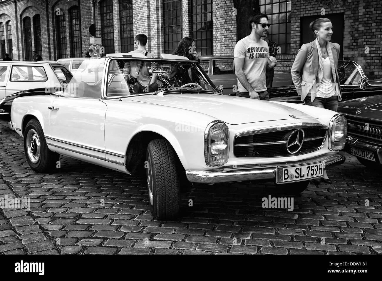 nabootsen Bijproduct glas A sports car, a two-door coupe Mercedes-Benz W113, 230SL Automatic (black  and white Stock Photo - Alamy