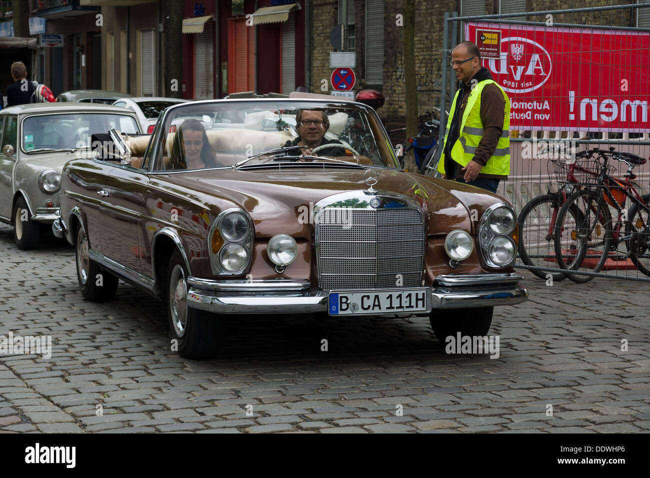 Mercedes benz 280 se cabriolet hi-res stock photography and images - Alamy