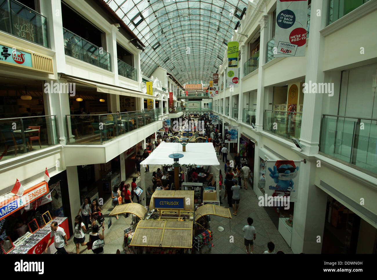 Crowd shopping mall hi-res stock photography and images - Alamy