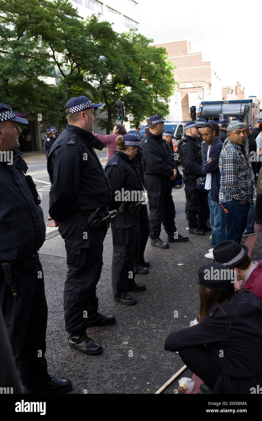 Police kettle hires stock photography and images Alamy