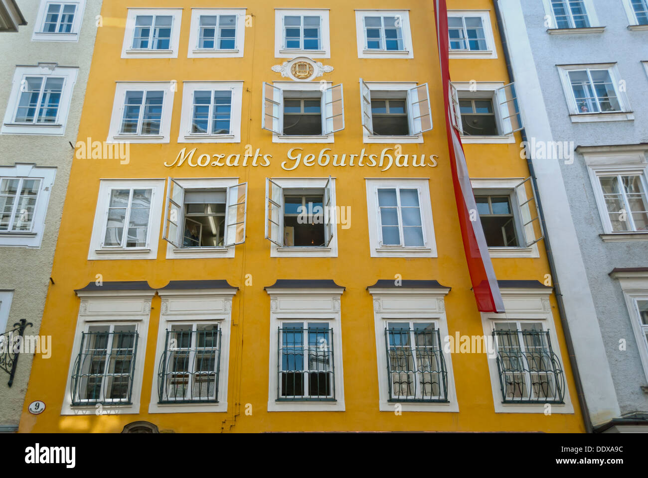 Mozart's birthplace at Getreidegasse 9, Salzburg, Austria Stock Photo ...