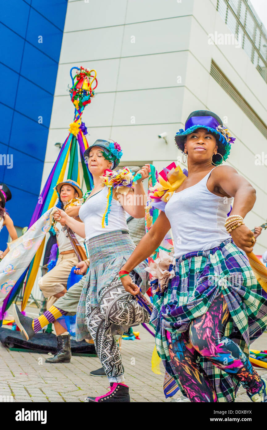 Traditional english dance hires stock photography and images Alamy