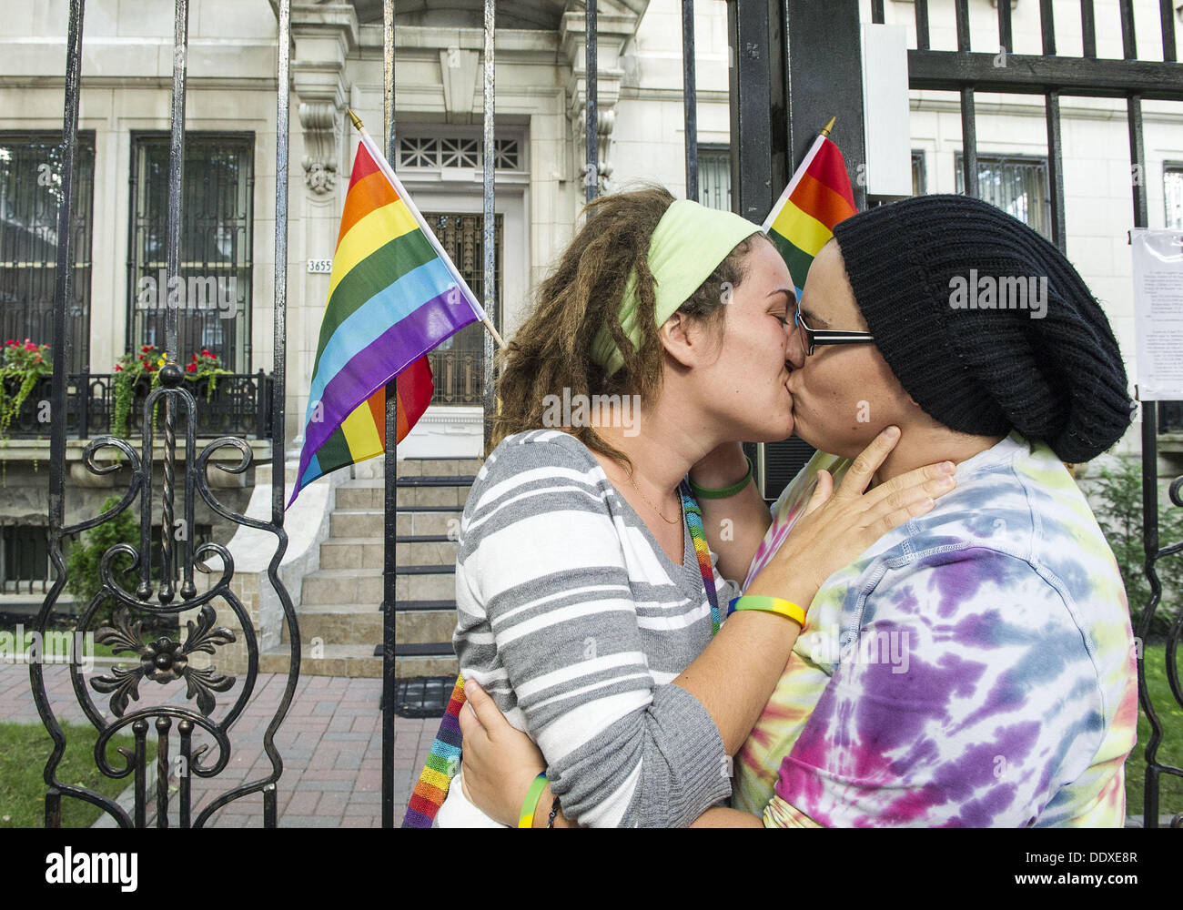 File:Kiss, Love kiss, Romance, People kissing, Rostov-on-Don, Russia.jpg -  Simple English Wikipedia, the free encyclopedia