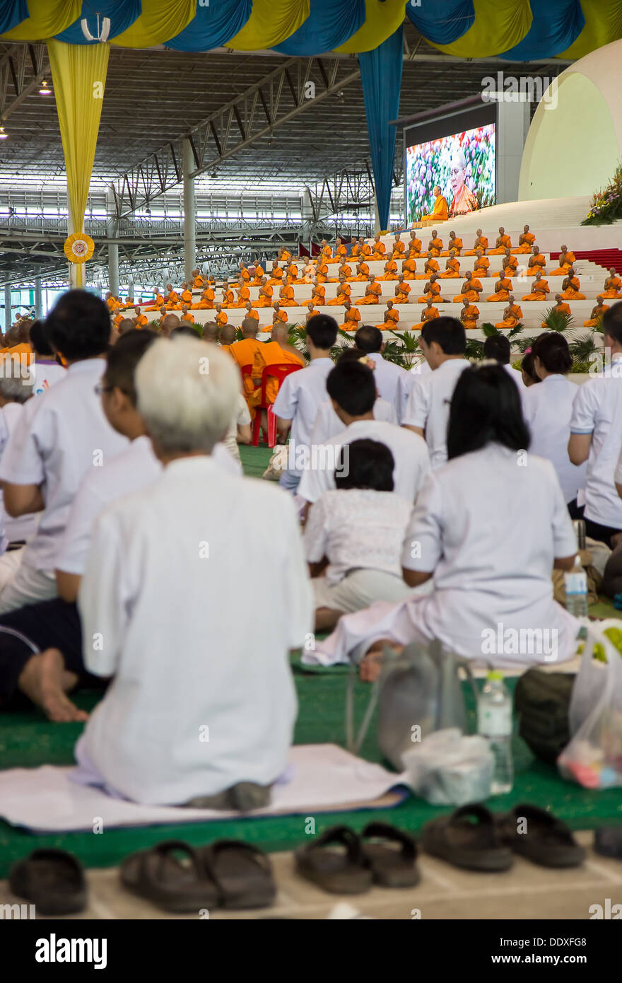 people pray at the Wat Phra Dhammakaya Stock Photo