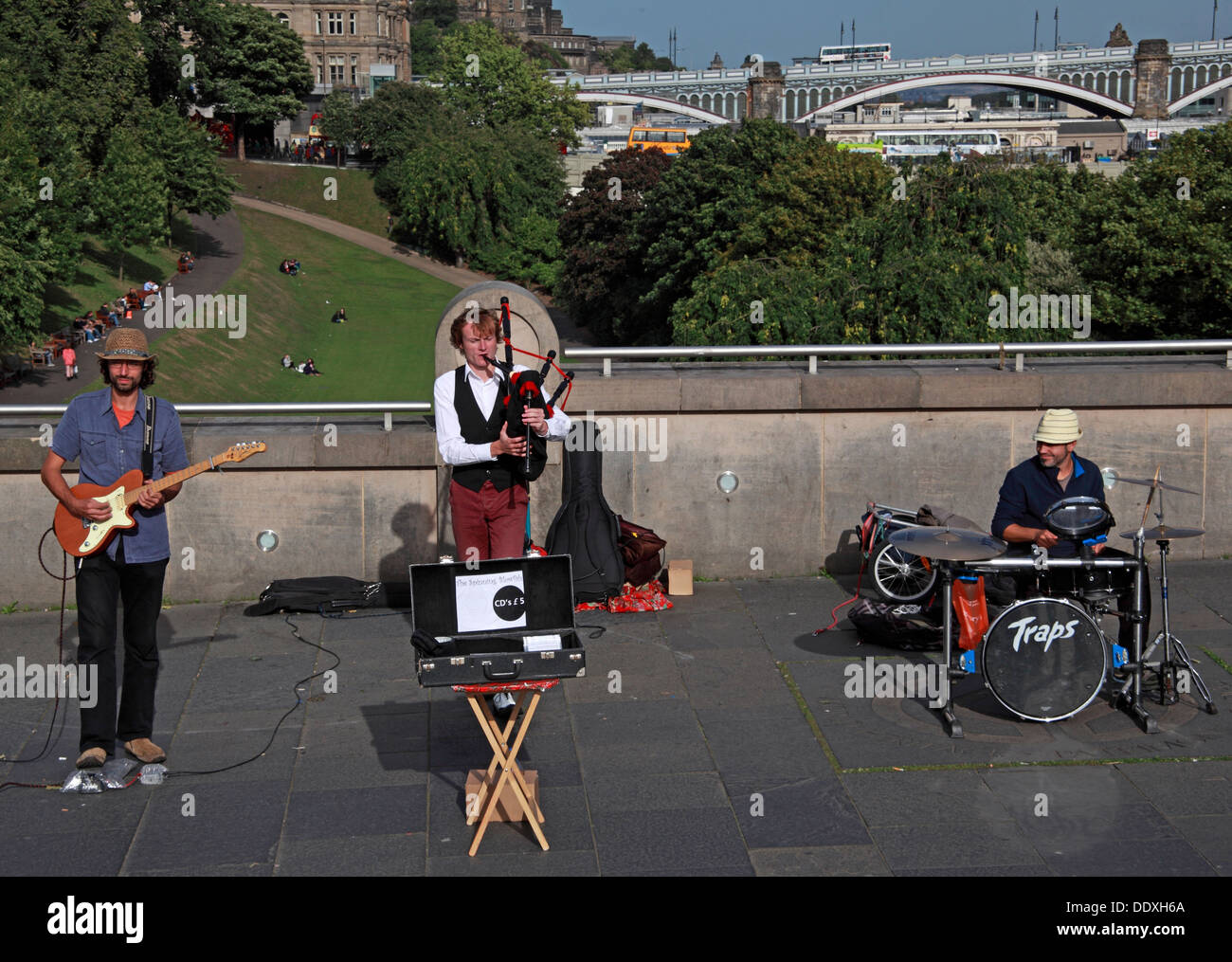 Buskers in Edinburgh near National Gallery , Princes St, Edinburgh, Scotland, EH2 2EL , EH2 Stock Photo