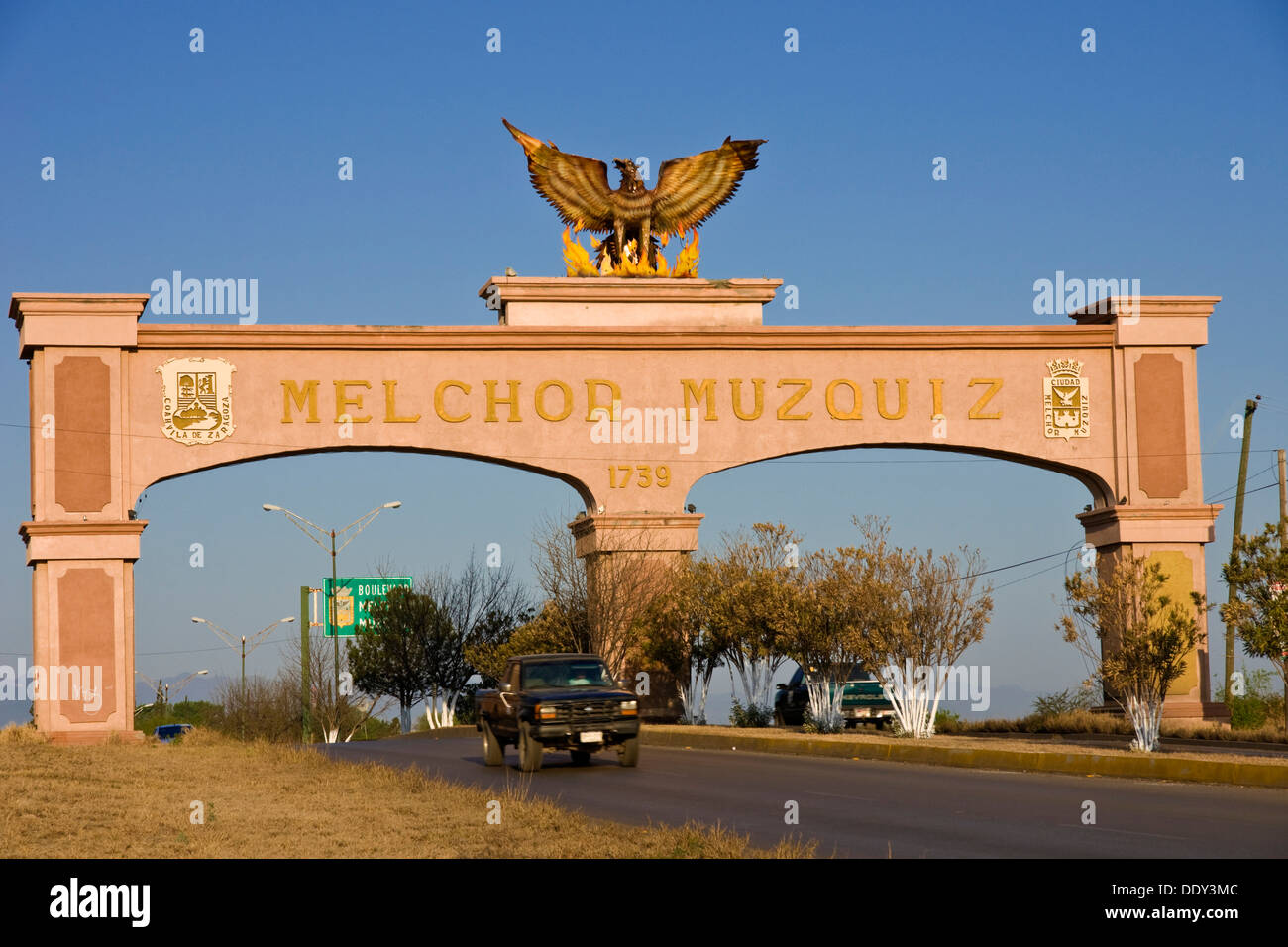 entrance-gate-of-the-city-of-mzquiz-mzquiz-coahuila-mexico-DDY3MC.jpg