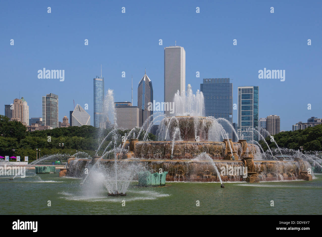 Famous Buckingham fountain in Grant Park, Chicago, USA Stock Photo Alamy