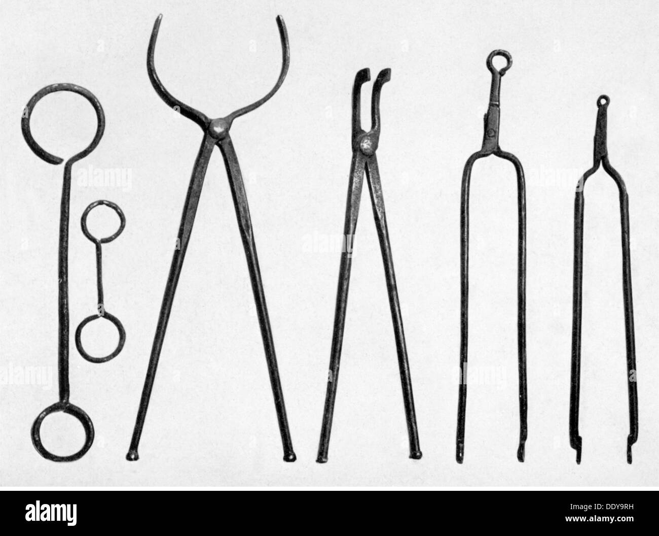 medicine, pharmacy, pharmaceutical instruments, forceps, Rath Collection, Frankfurt, object, objects, stills, Ferrum dicatum discindensis vistris, Forceps pro communi usu, crucible tongs, Forceps pro tigilis, dressing forceps, Forceps pro granis, alchemy, chemistry, pharmaceutics, pharmacology, medicine, medicines, instrument, instruments, historic, historical, Additional-Rights-Clearences-Not Available Stock Photo
