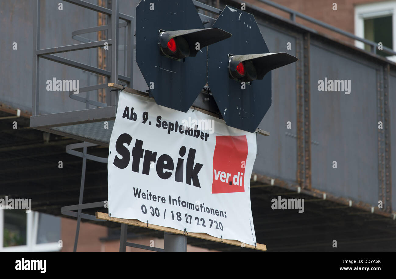 Heidelberg, Germany. 09th Sep, 2013. A sign reading strike is pictured at a Neckar river sluice in Heidelberg, Germany, 09 September 2013. The strikes at the sluices in the southwest of Germany only caused delays thanks to substitute staff. New talks with the respective federal minstries are scheduled. Photo: UWE ANSPACH/dpa/Alamy Live News Stock Photo