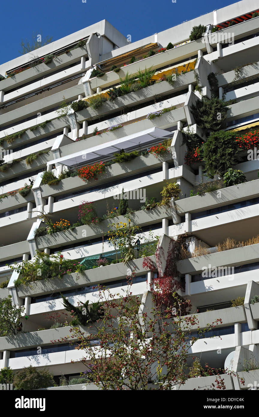 Block of flats balcony plants hi-res stock photography and images - Alamy