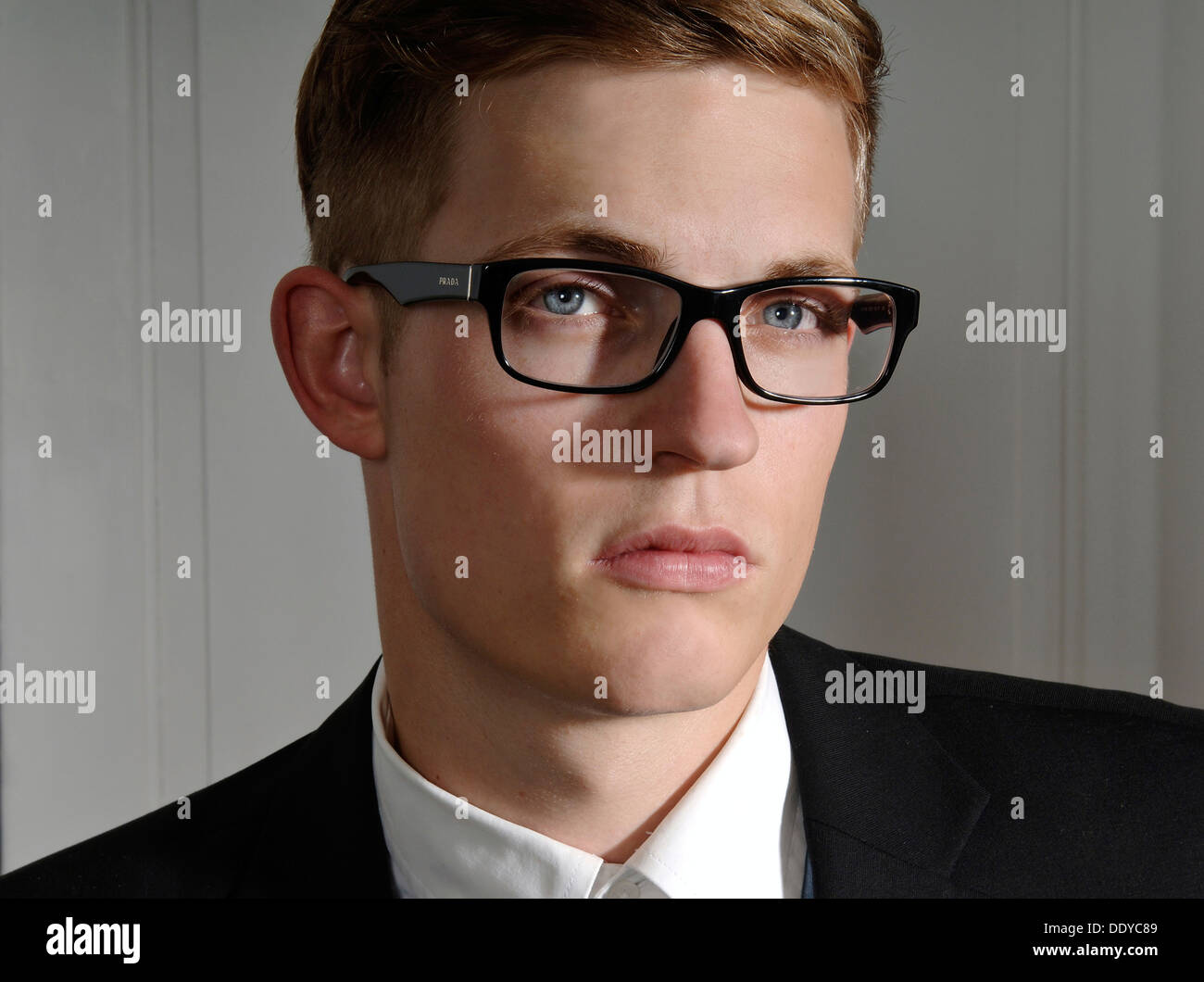 Young man wearing a suit and glasses, portrait Stock Photo - Alamy