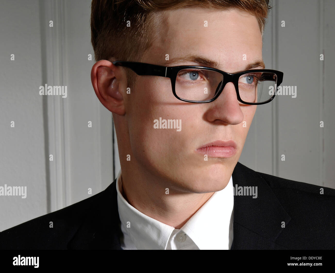 Young man wearing a suit and glasses, portrait Stock Photo - Alamy