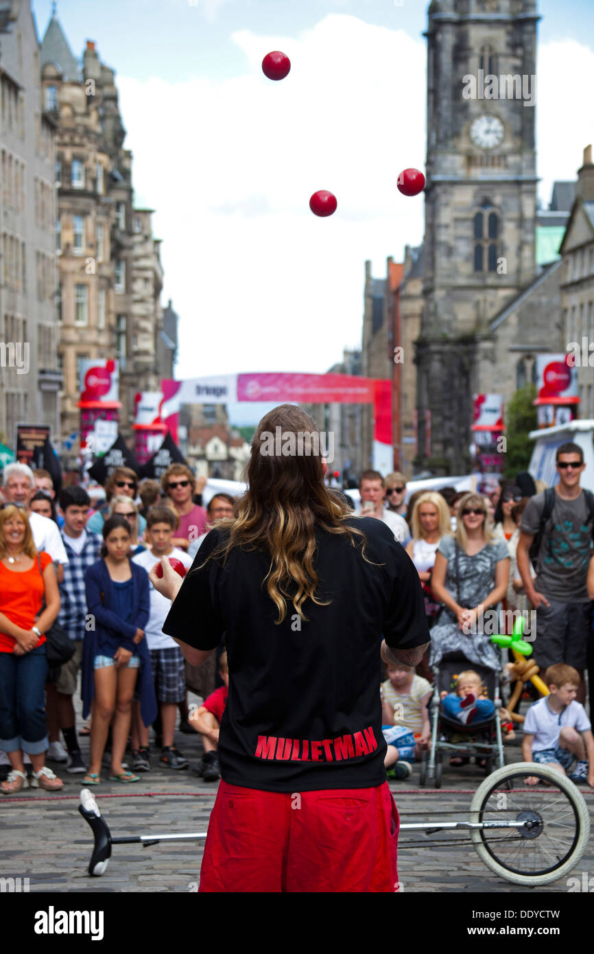 UK male Edinburgh Fringe Street Performer juggling balls, Scotland, UK Stock Photo