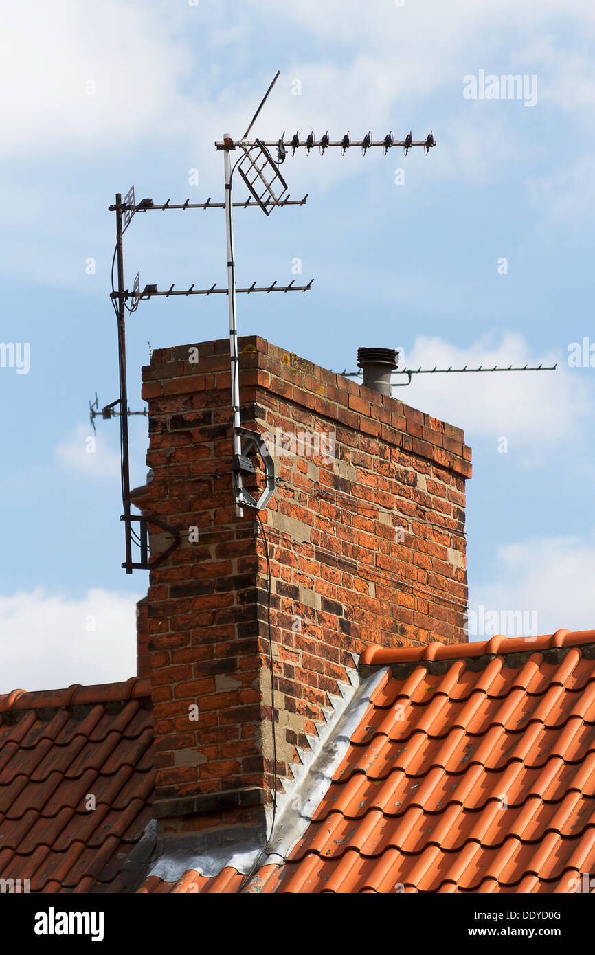 Chimney with tv aerial hires stock photography and images Alamy