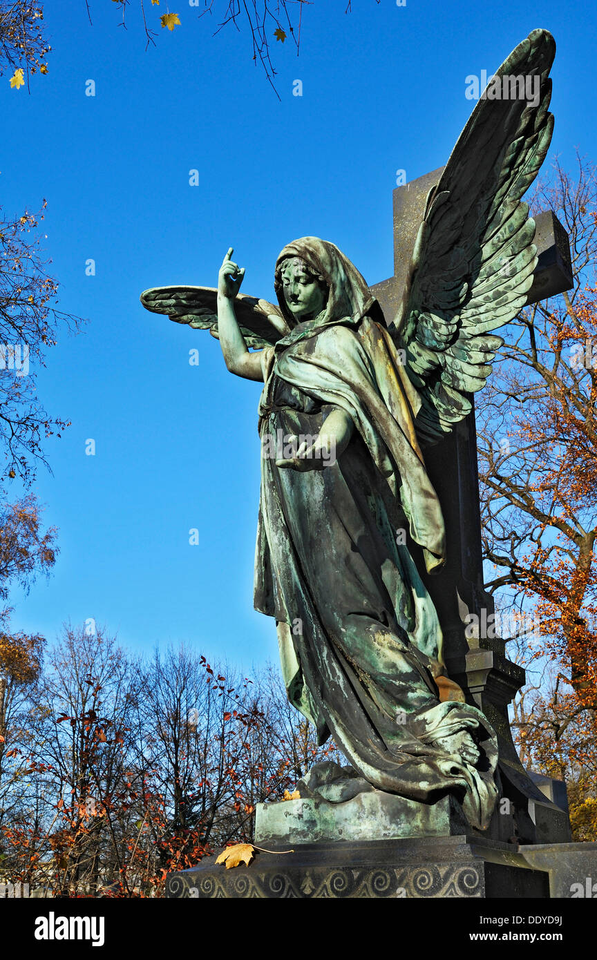 Grave with an angel statue, Ostfriedhof cemetery, Munich, Bavaria Stock Photo