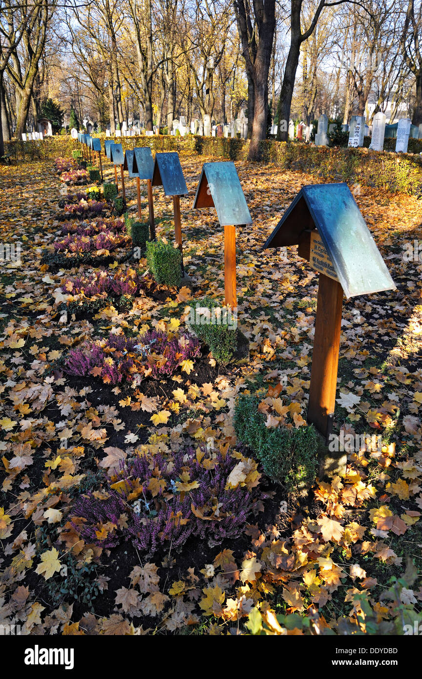 Graves with autumn leaves, Ostfriedhof, East Cemetery, Munich, Bavaria  Stock Photo - Alamy