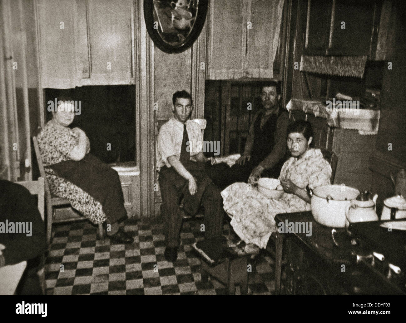 Tenement housing new york 1930s hi-res stock photography and images - Alamy