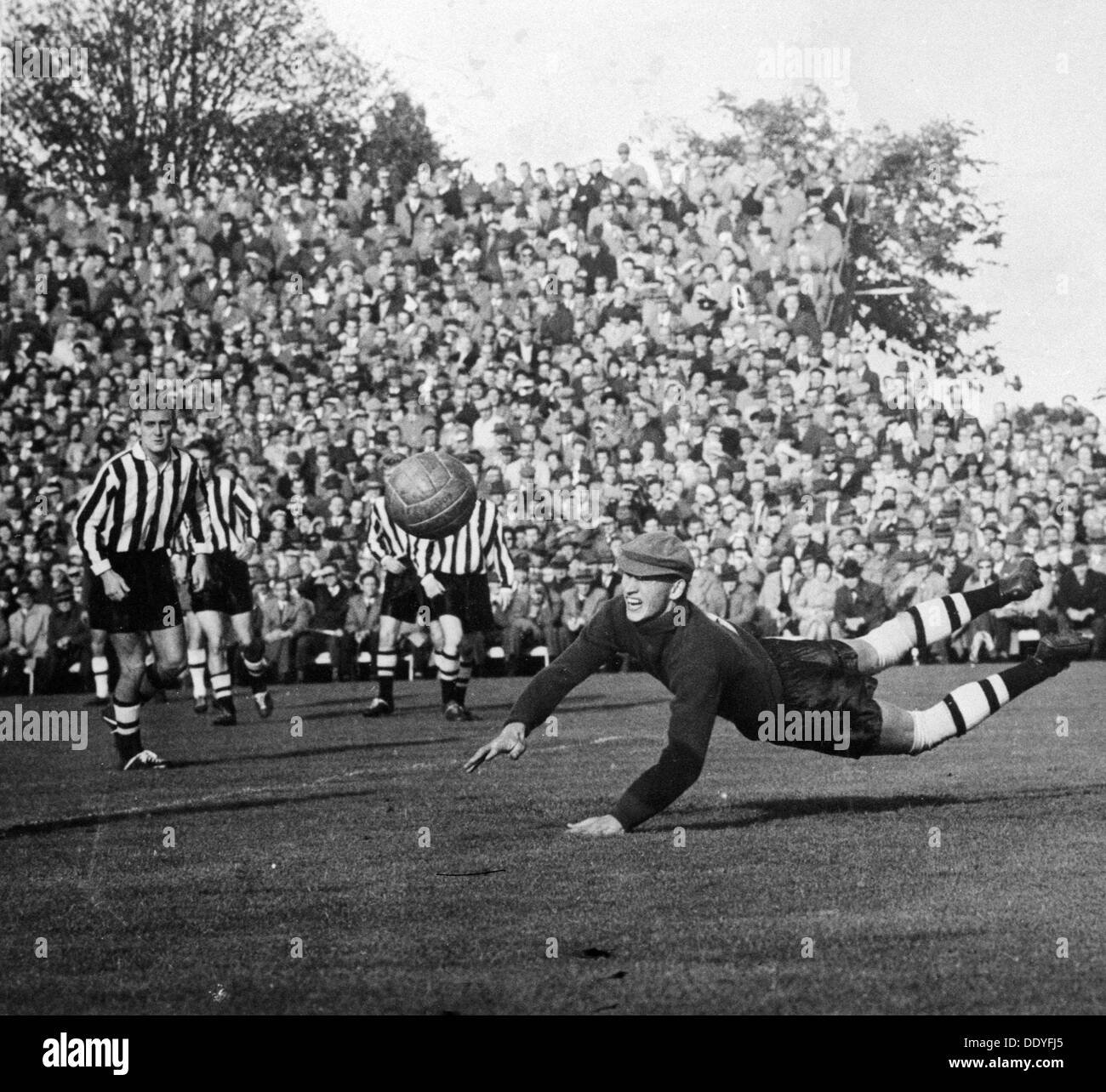 Sport Football 1950s Action Black and White Stock Photos & Images Alamy