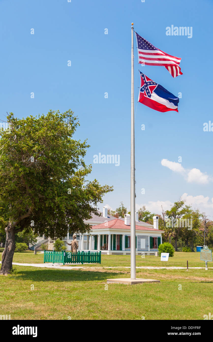 US and Confederate flags at Beauvoir Plantation, post-war home of Confederate President Jefferson Davis in Biloxi, MS Stock Photo