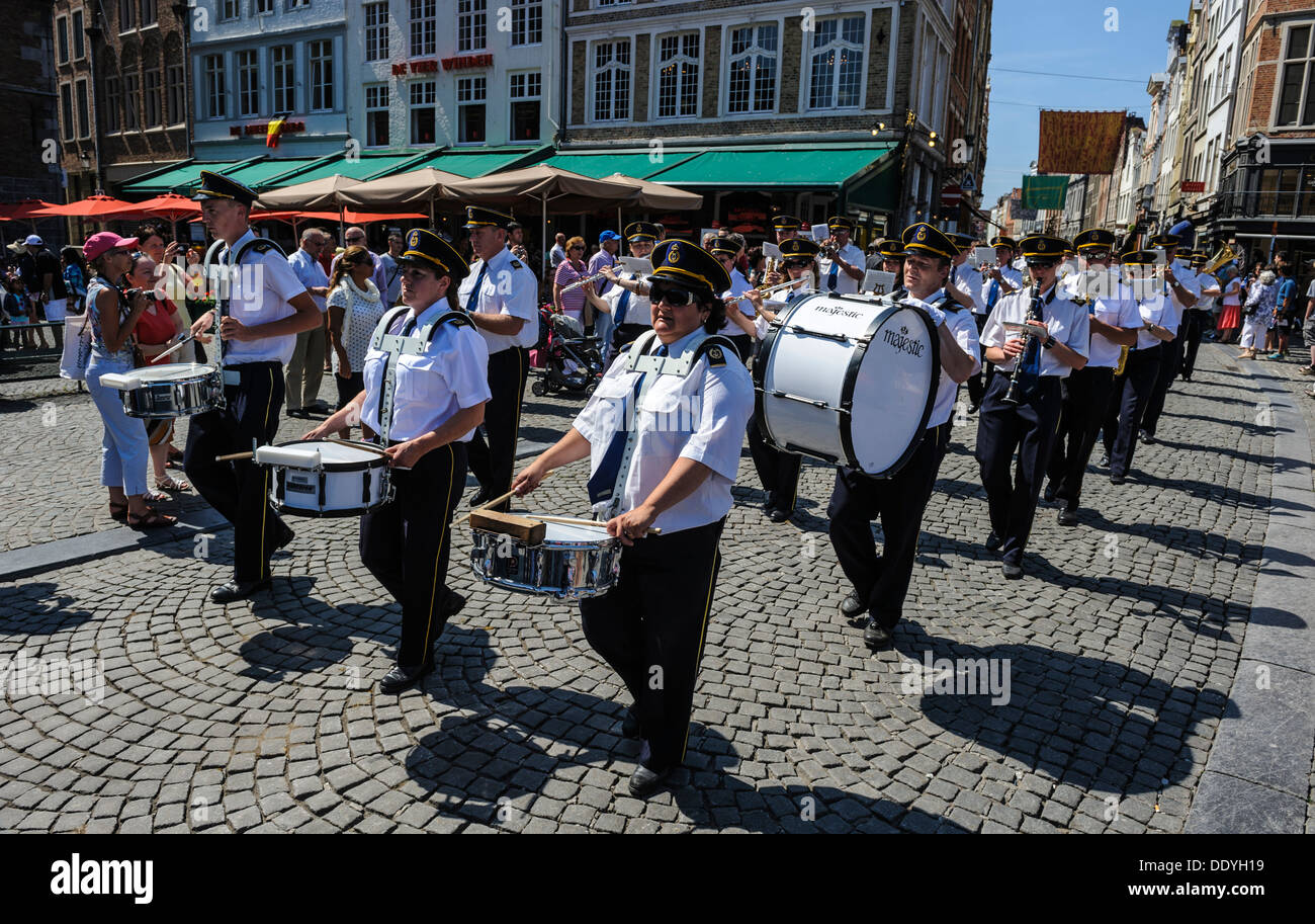 Bedrijf Landgoed vliegtuigen A marching band in the Grote Markt, Bruges, Belgium as part of the  celebrations of Belgium's National Day on 22nd July Stock Photo - Alamy