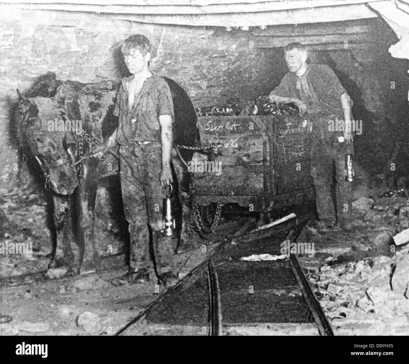 A pit pony pulling a tub full of coal at Brinsley Colliery, Nottinghamshire, 1913. Artist: Rev FW Cobb Stock Photo