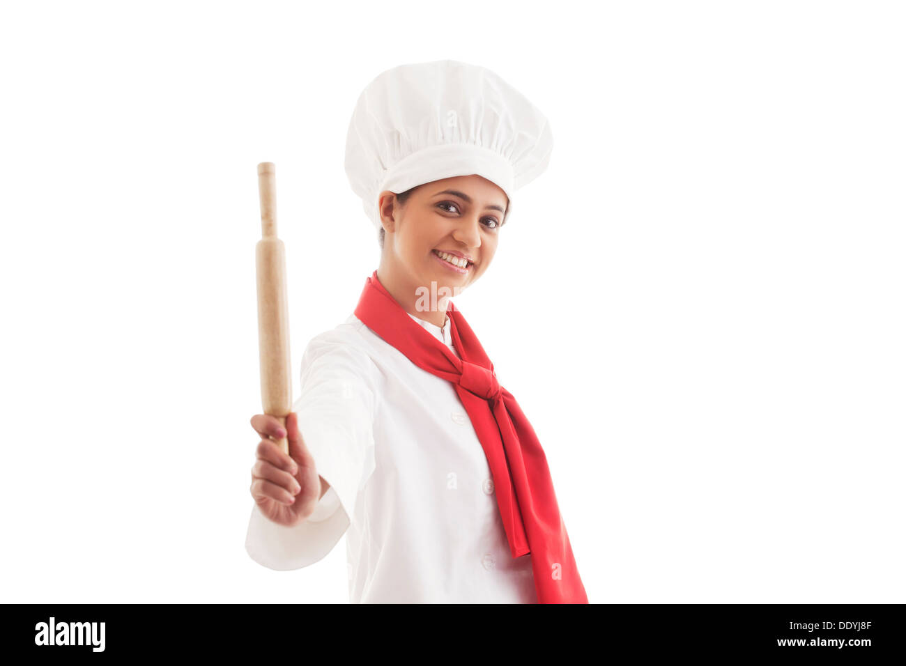 Chef femminile che taglia pane fresco sul tavolo da cucina, guardaroba Foto  stock - Alamy