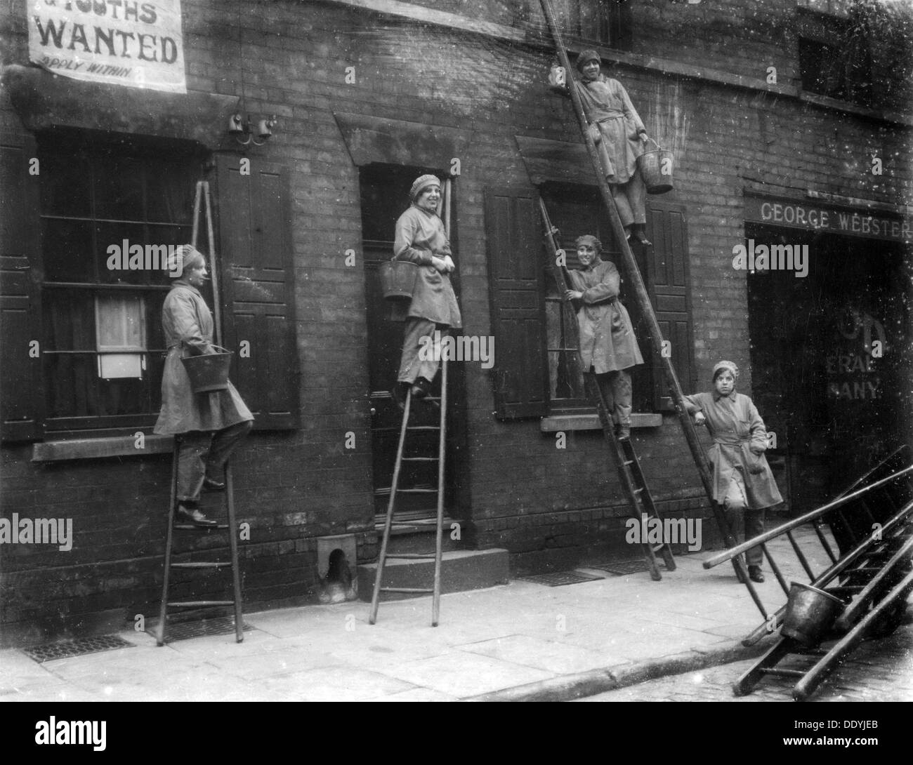 Women window cleaners, Nottingham, Nottinghamshire, 1917. Artist: Unknown Stock Photo