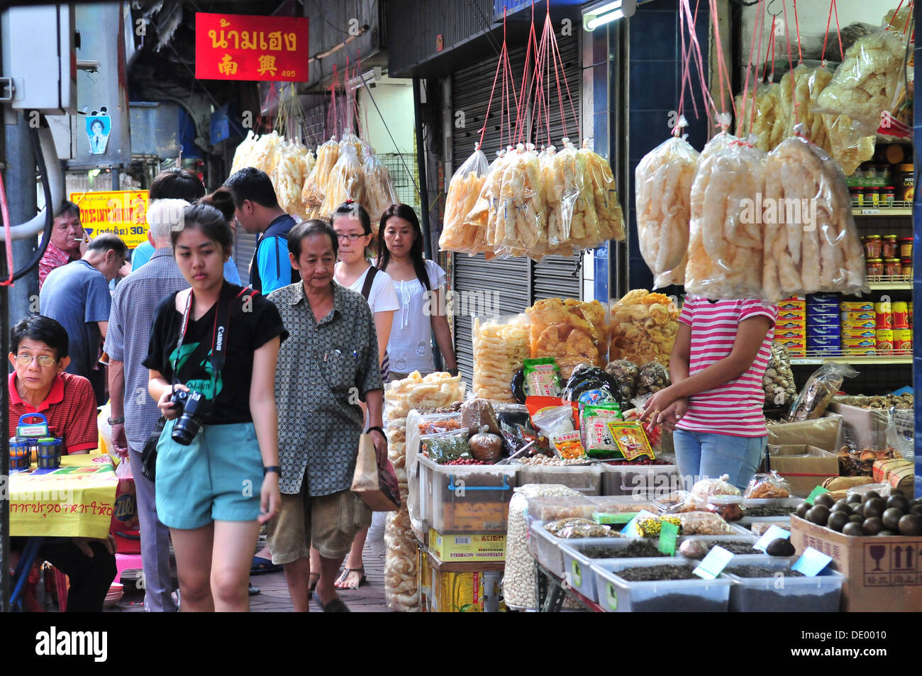 ThaiChinese grocery store in Bangkok's Chinatown Stock Photo Alamy