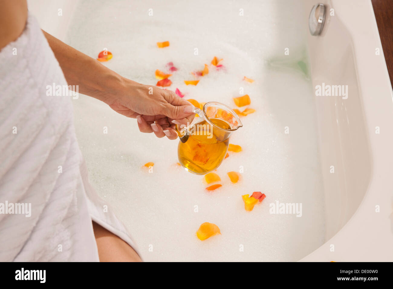 Woman Taking A Bath In Flowers Hi res Stock Photography And Images Alamy