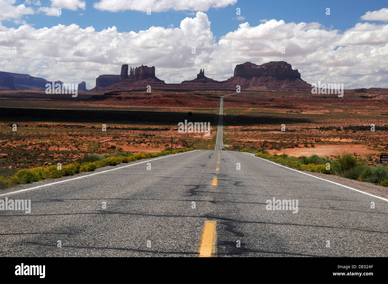 Route 163 crossing desert to and from Monument Valley in Utah - USA Stock Photo