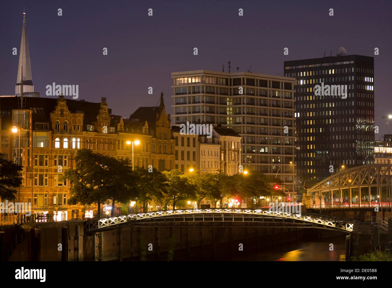 Office buildings, St. Katharinen Church and Kibbelstegbruecke bridge on the Zollkanal canal in the evening, Hamburg Stock Photo