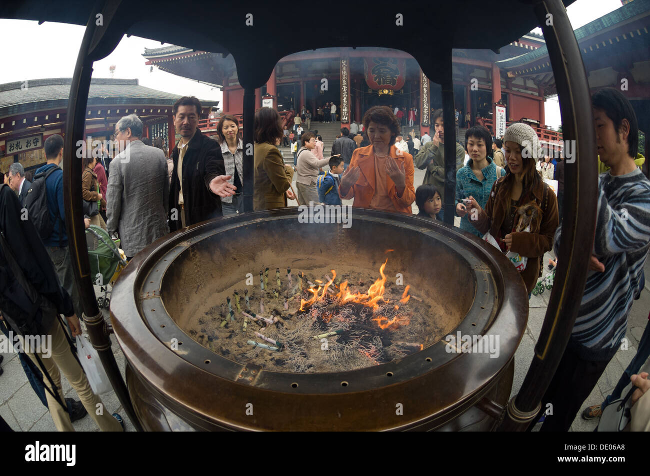 Large crowd outside senso ji buddhist temple hi-res stock photography ...