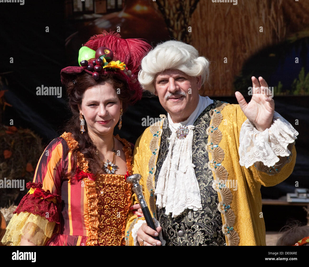 Harvest Queen, and Old Fritz wearing Baroque costumes at the harvest festival, Harvest Thanksgiving in Marzahn, Berlin Stock Photo